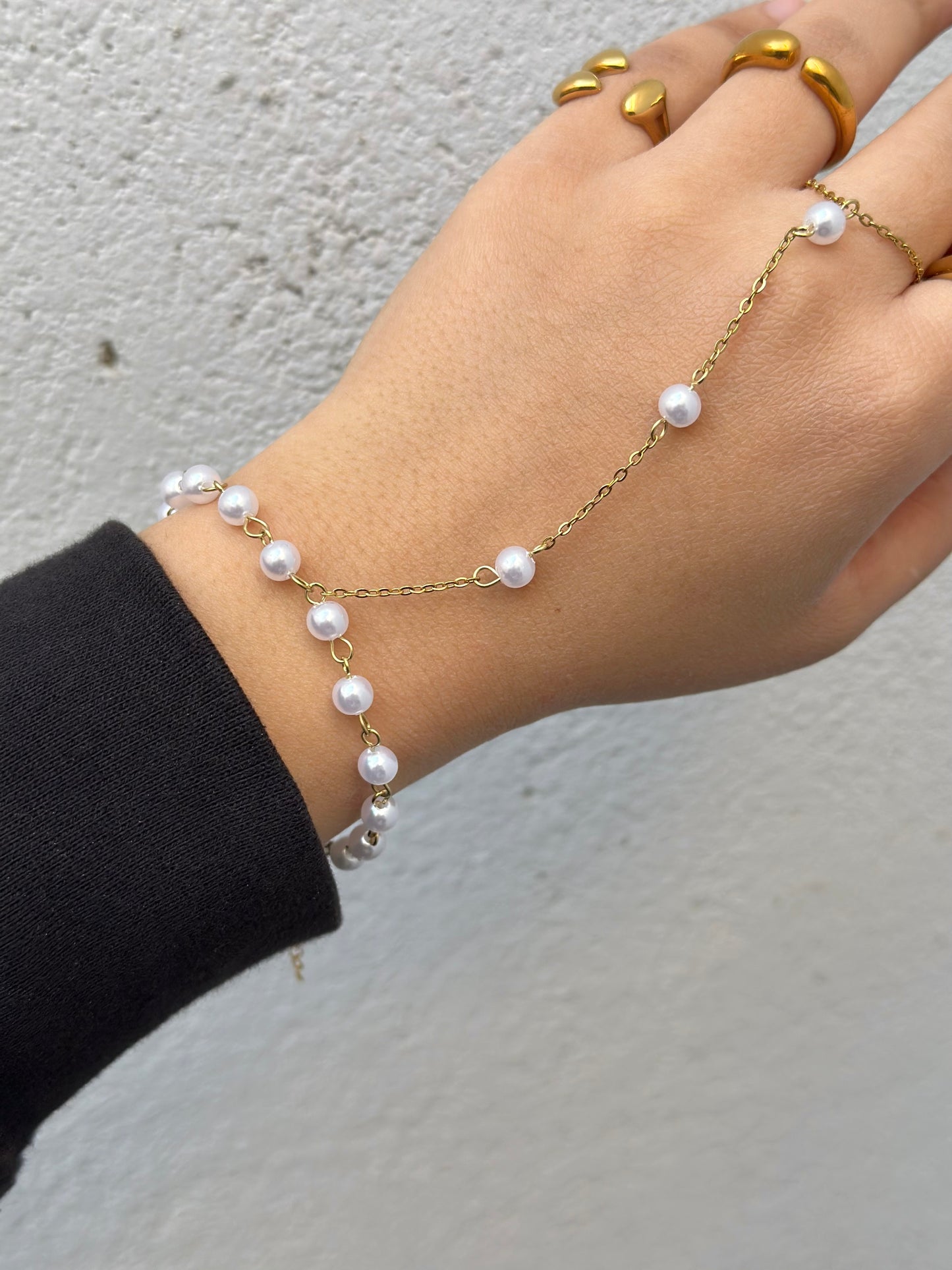Whole Pearls Handchain