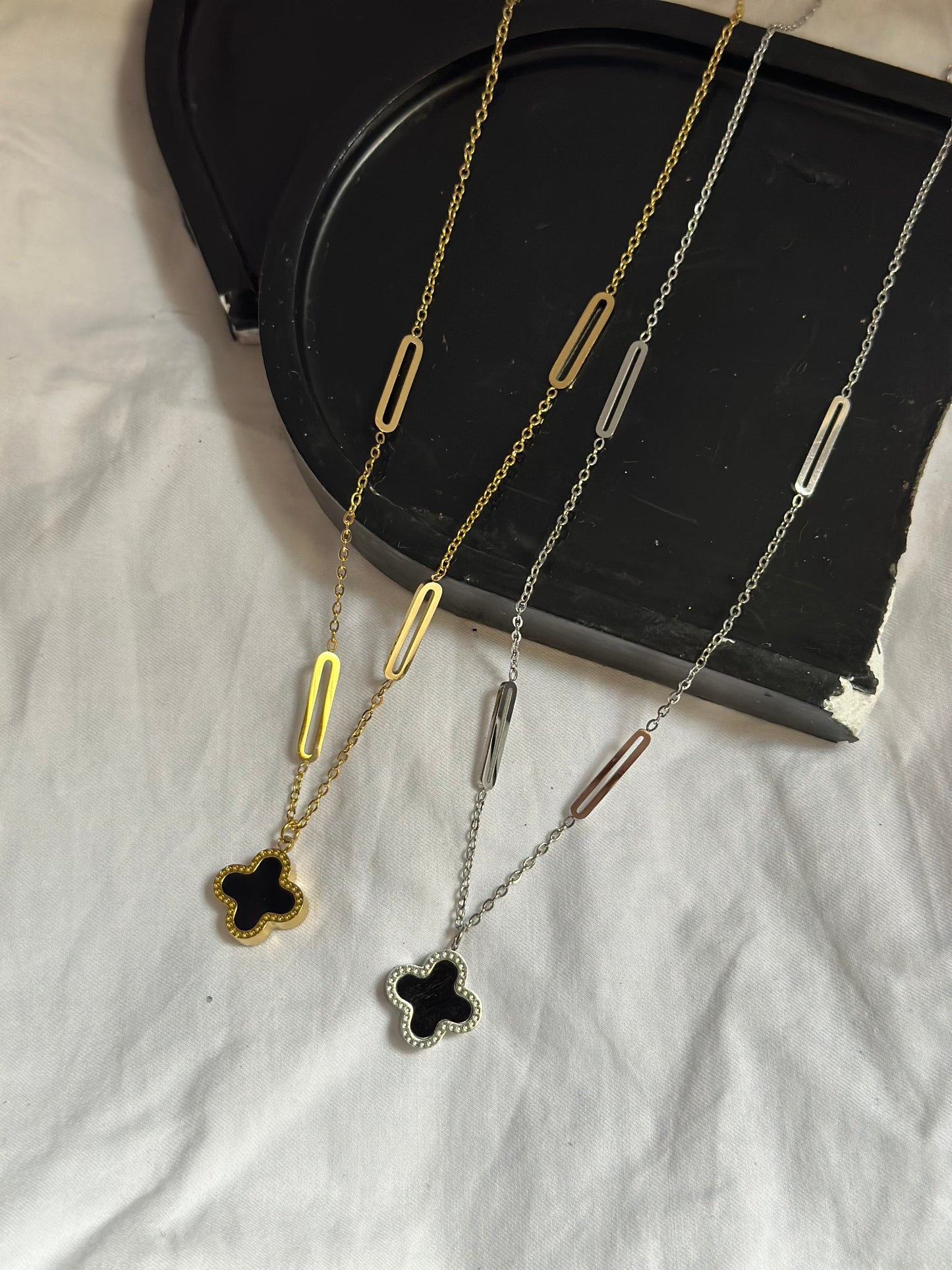 Pin vancleef necklace ( double sided)