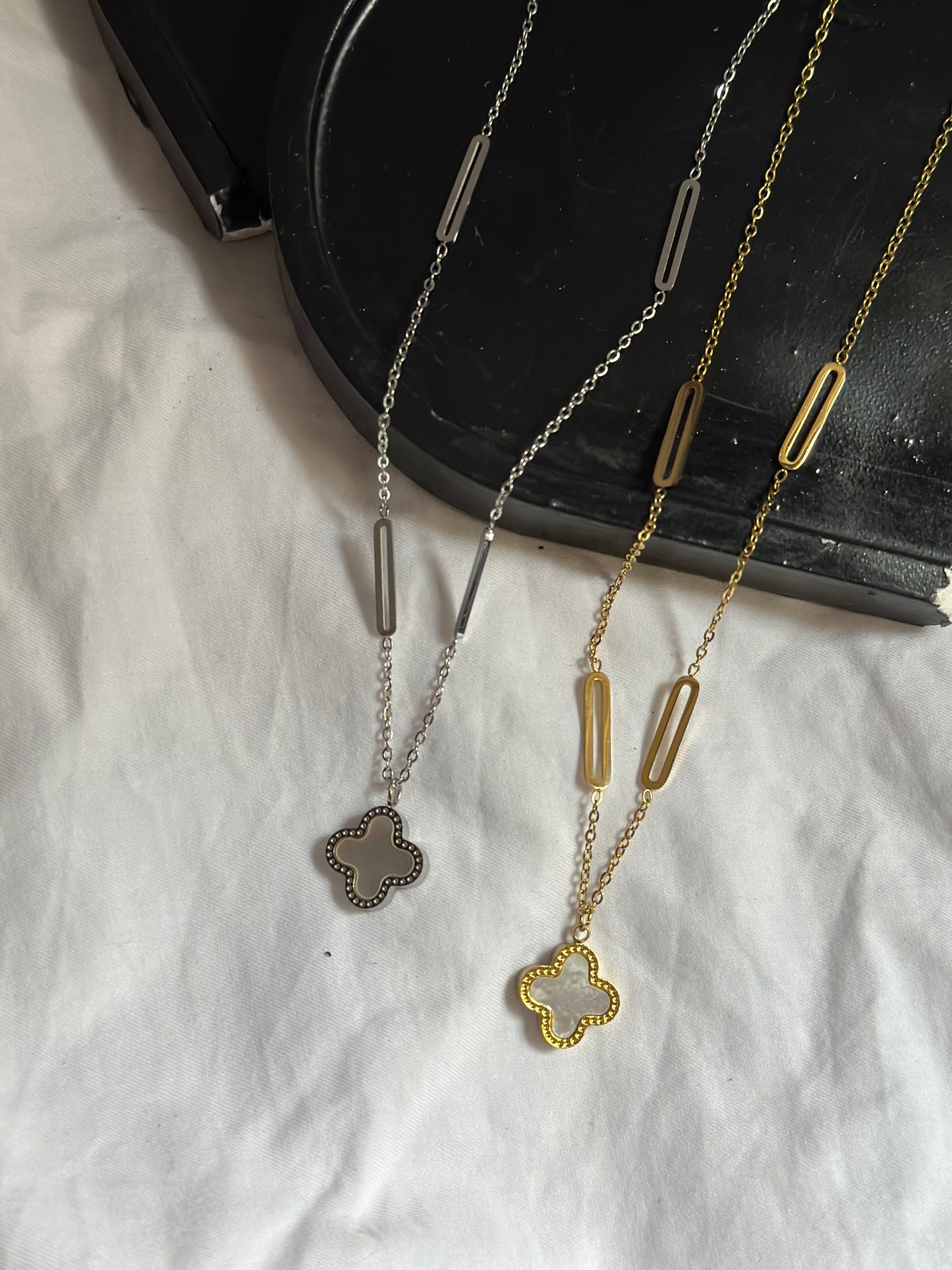 Pin vancleef necklace ( double sided)